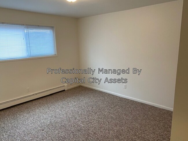 Building Photo - 2188 Meadowlawn Dr