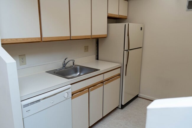 Building Photo - 2 Bedroom Condo at Turtle Creek