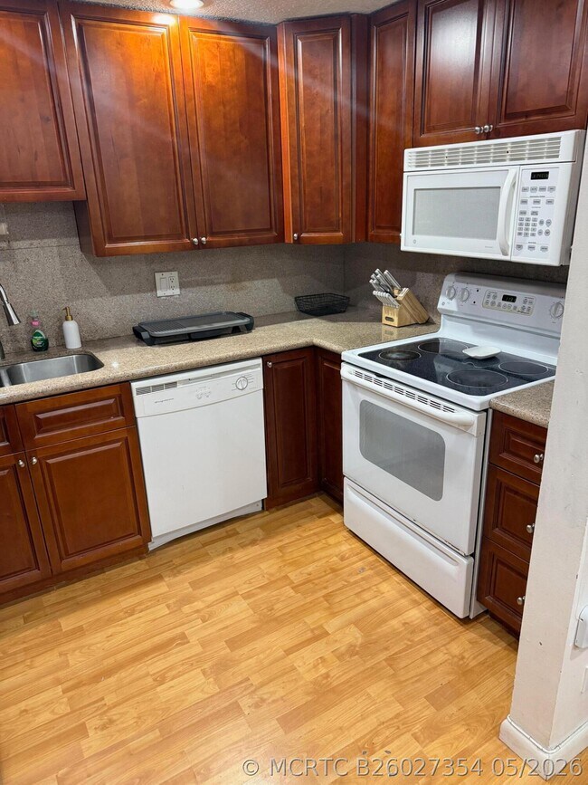 Building Photo - 3720 Inverrary Dr