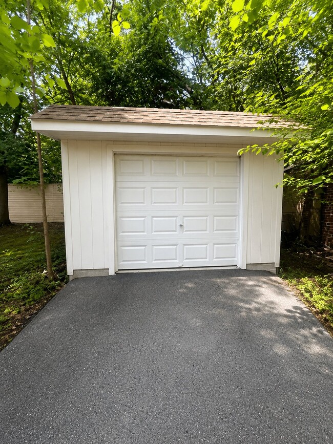 Building Photo - 1462 Parkhill Rd
