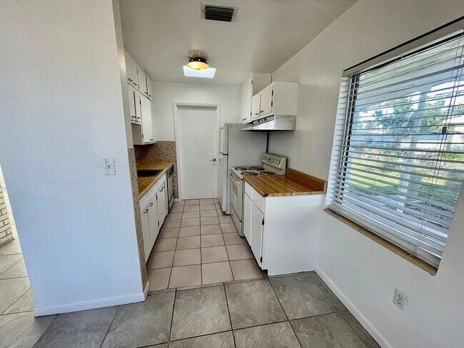 Foto del edificio - 22086 Beverly Ave
