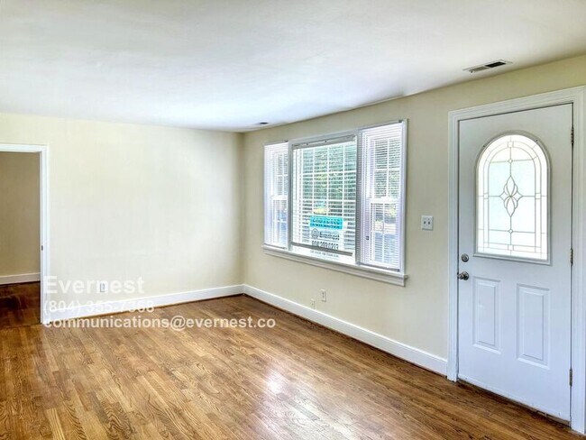 Building Photo - 2104 Hampstead Ave