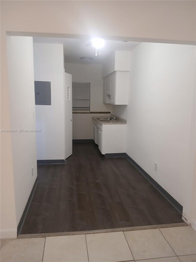 Foto del edificio - 8220 Byron Ave