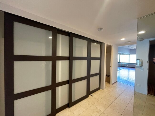 Building Photo - 175 E Delaware Pl