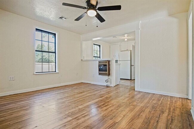 Building Photo - 2812 S Broadway Ave