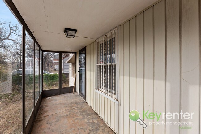 Foto del edificio - Clean and cute 3 bedroom house near shopping, restaurants, and easy highway access!