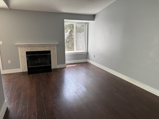 Building Photo - Charming & Spacious 1 Bedroom Condo Retreat in Renton