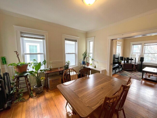 Building Photo - 57 Simpson Ave