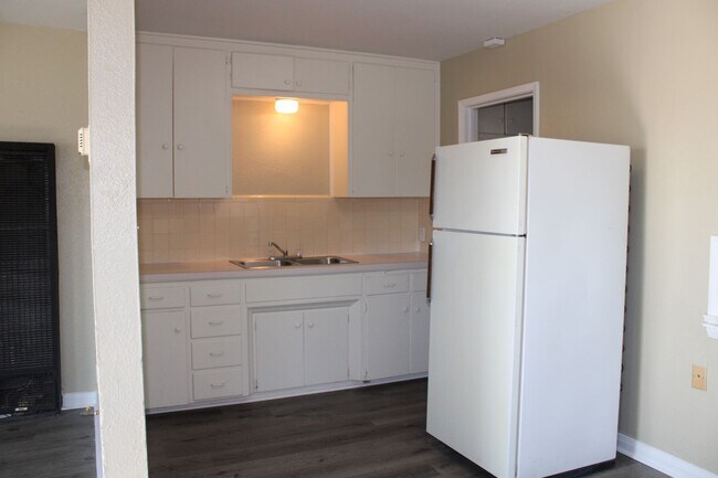 Building Photo - Updated 1 Bed - Tinker Close!