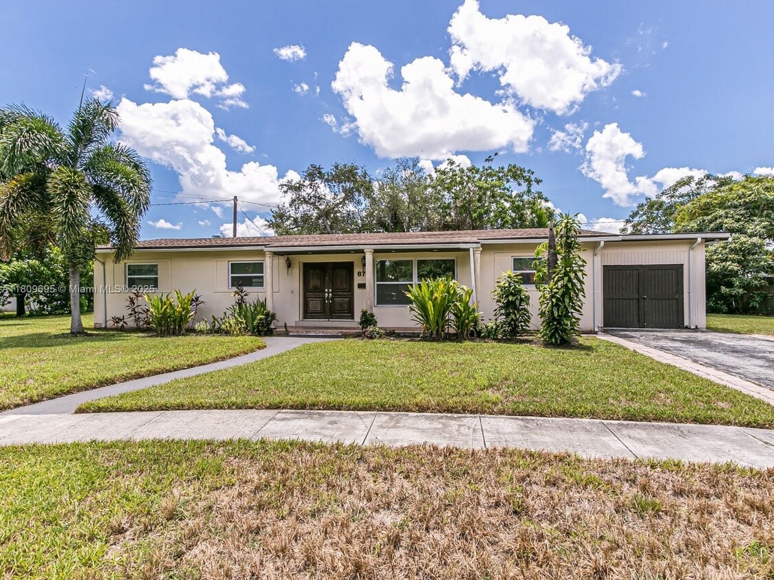 Foto principal - 870 NE 182nd St