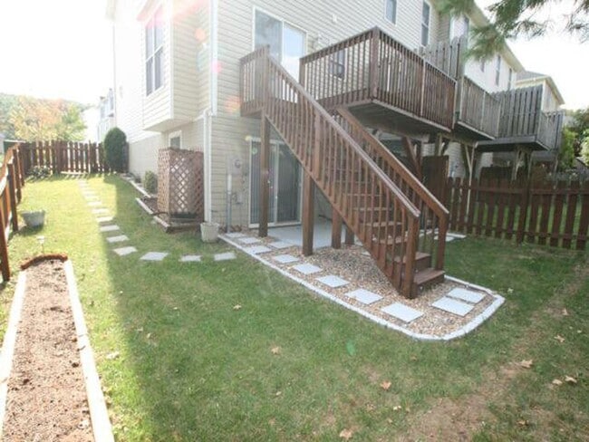 Building Photo - Spacious Home with Three Private Suites