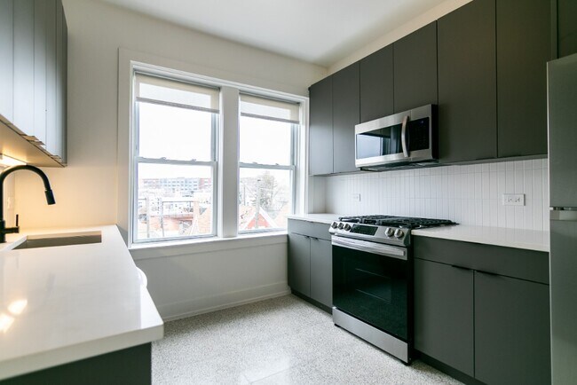 Building Photo - 3D TOUR! Available 5/1 in Logan Square! Fu...