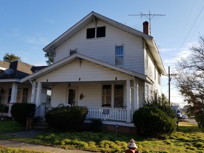 Building Photo - 318 S Dyer St