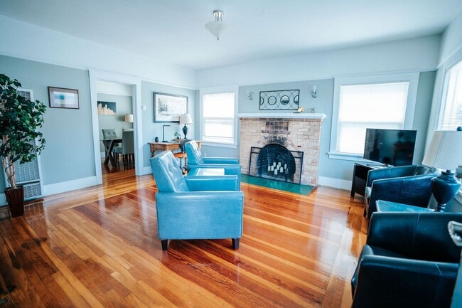 Building Photo - 1219 H St