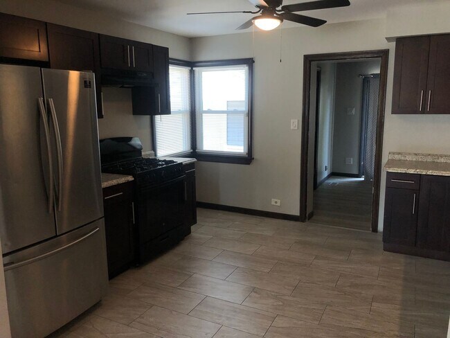 Foto del edificio - Fresh 3bed/2bath Home Close to Transportation Fenced Backyard