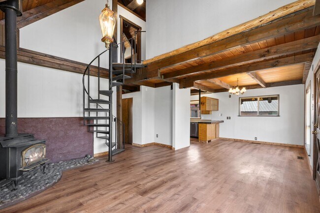 Foto del edificio - 250 Morrison Canyon Ln