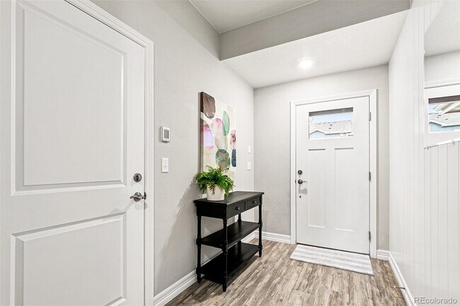 Building Photo - 1046 Oak Cir