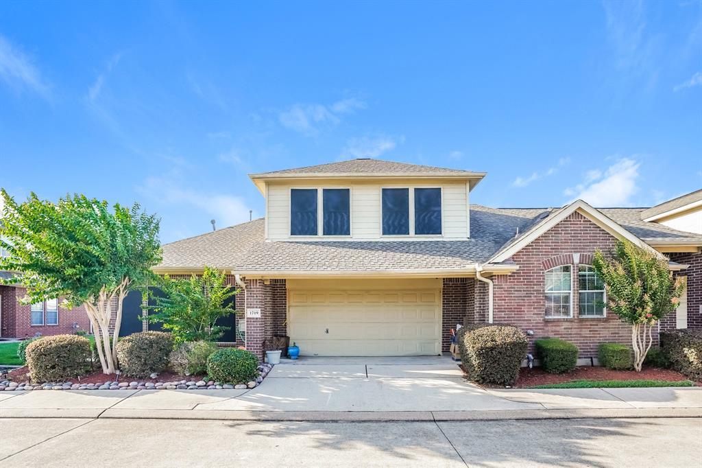 Foto principal - 1719 Village Townhome Dr