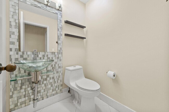 Foto del edificio - 790 Saint Albans Dr