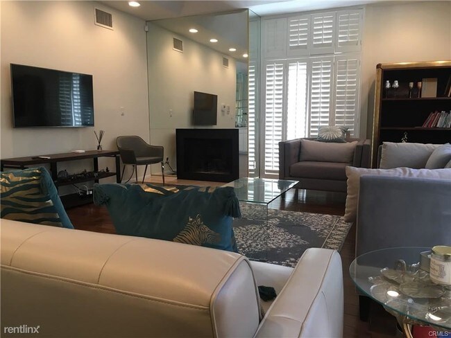 Building Photo - 3 br, 3 bath Condo - 330 S Reeves Dr Apt 101