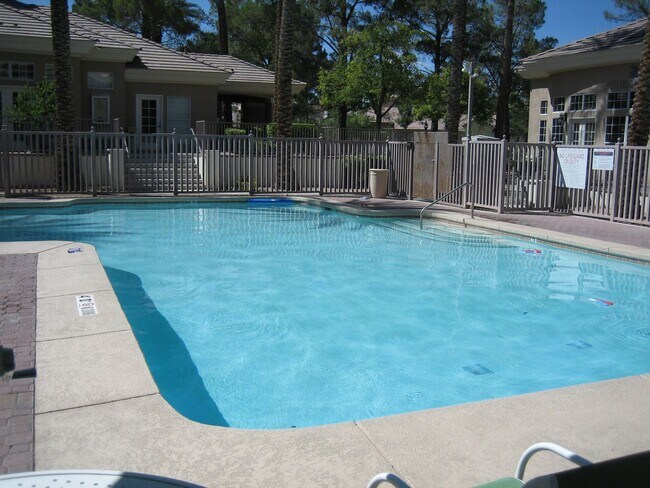 Foto del edificio - Single story, gated, 3bed, 2bath, 2car garage, Club house, Community Pool, Spa, Fitness room, CCRs