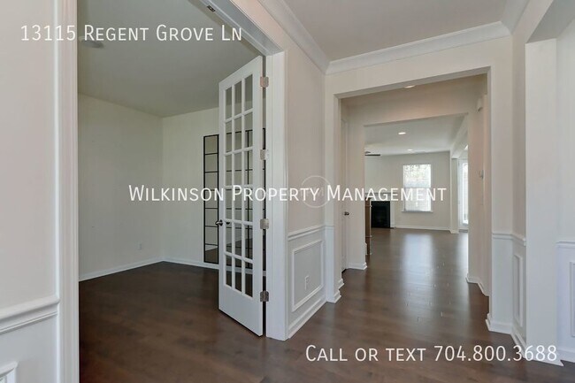 Foto del edificio - Gorgeous Executive Home in Huntersville 5b...
