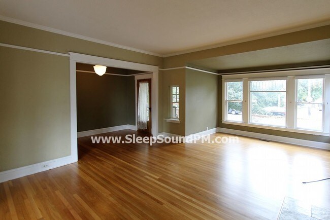 Building Photo - Two Bedroom Duplex with Beautiful Gardens