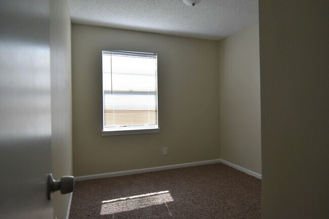 Building Photo - 4551 Sunny View Dr