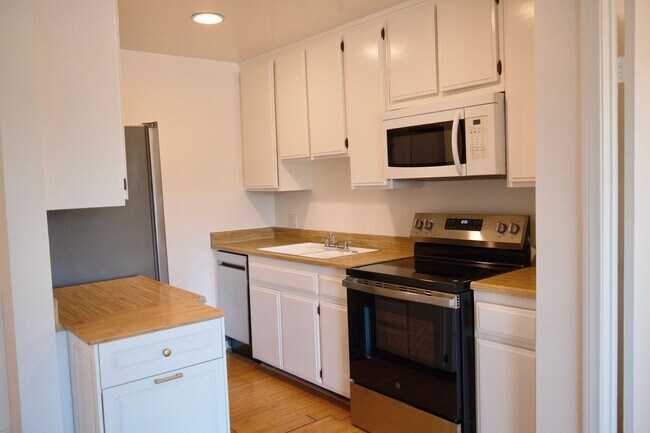 Foto del edificio - Bright and Spacious 2 Bed/ 2 Bath with Private Balcony, Views, In Unit Laundry and Parking in the...