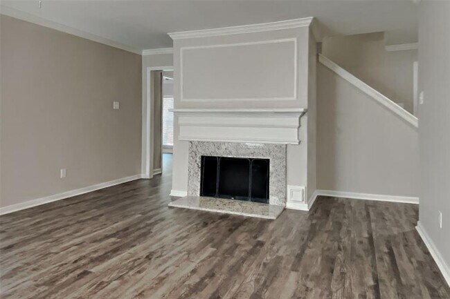 Foto del edificio - 1315 Forest Hollow Dr
