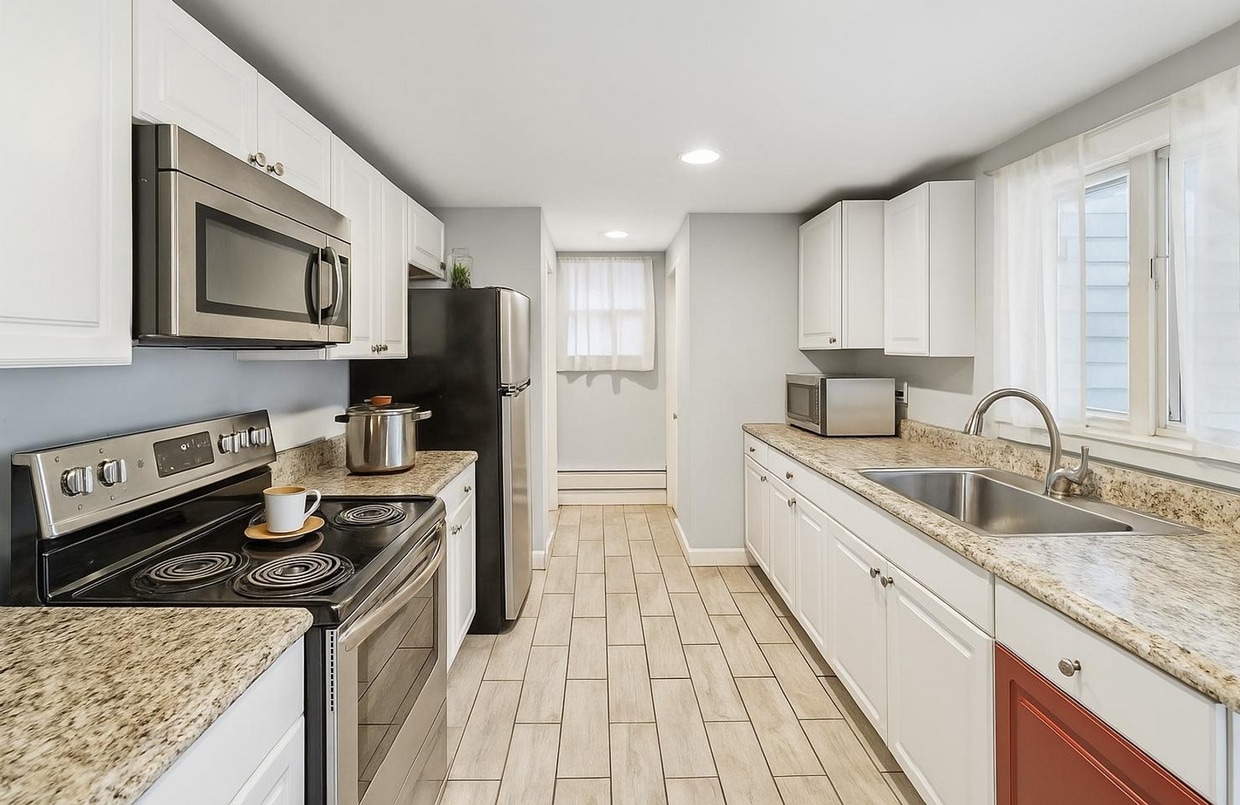 Primary Photo - Charming Cottage in Highly Desirable Colon...