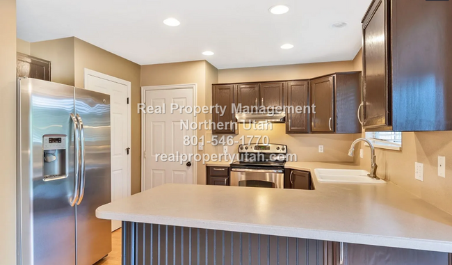 Foto del edificio - 5 Bedroom 3 Bath Pet Friendly Kaysville Home