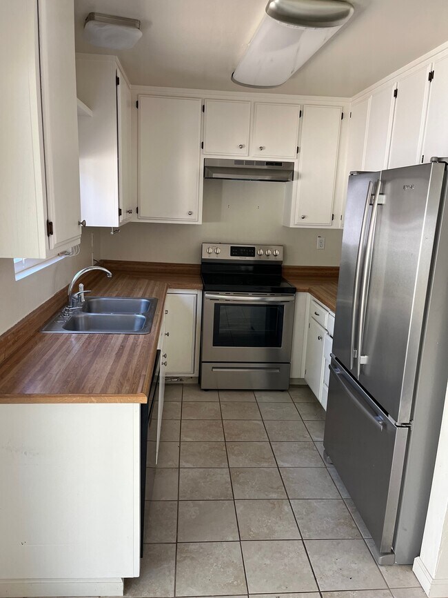 Foto del edificio - 2450 Lakeview Dr