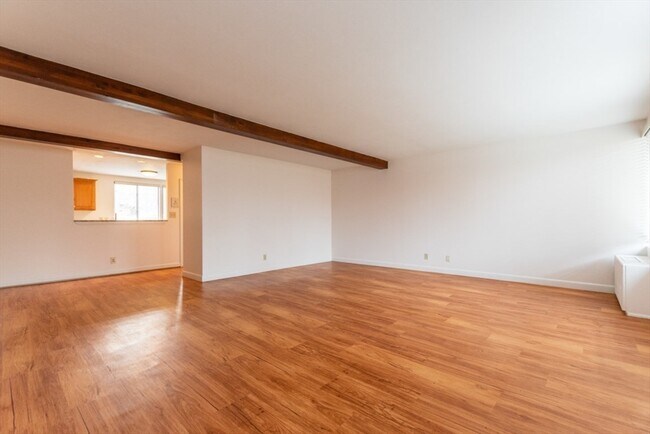 Foto del edificio - 8 Longwood Dr