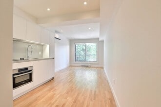 Building Photo - 3195 Av. Van Horne