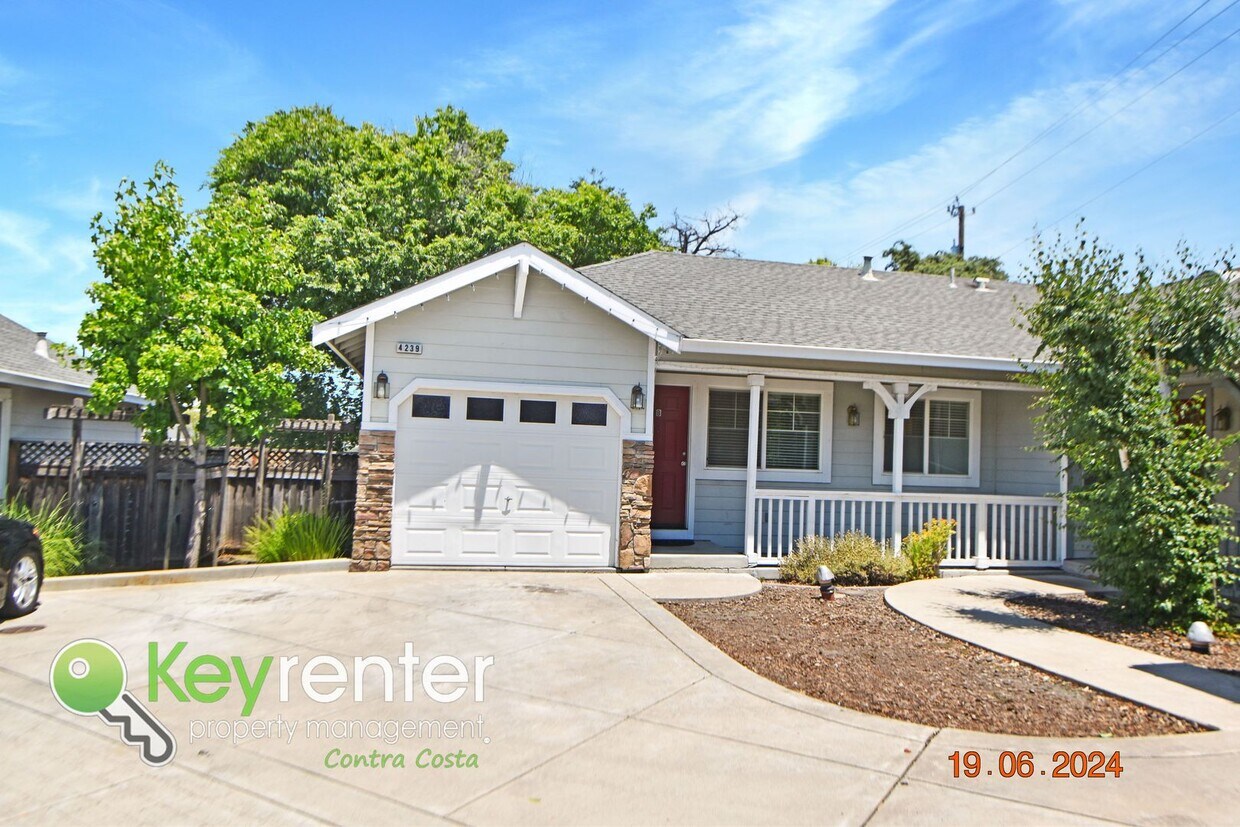 Primary Photo - Charming 3 bed 2 bath home with spacious b...
