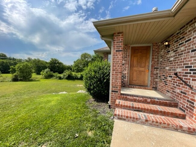 Building Photo - TOTALLY REMODELED - Ozark Walk out Basemen...