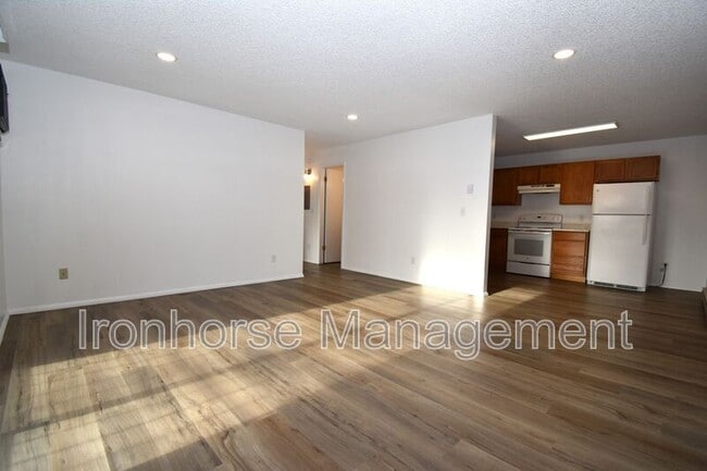 Building Photo - 811 W Villard St