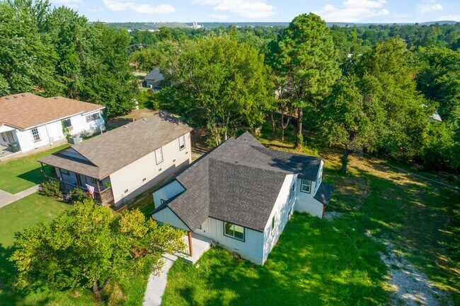 Building Photo - Gorgeous 3 bedroom 2 bathroom home