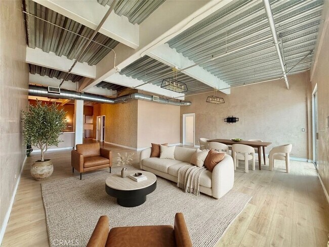 Foto del edificio - 312 W 5th St