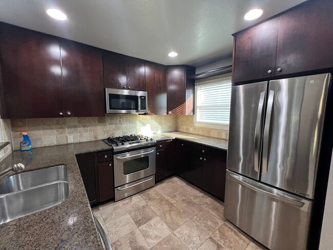 Building Photo - Updated 2BD/2.5/BA Sunnyvale Townhouse - A...