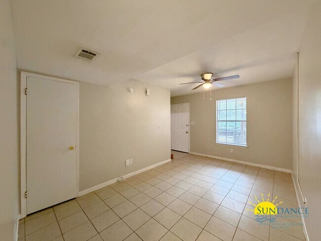 Building Photo - Quaint 2 Bedroom Townhouse in Fort Walton Beach!