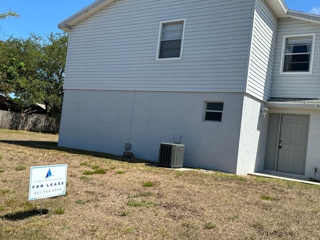 Building Photo - Duplex