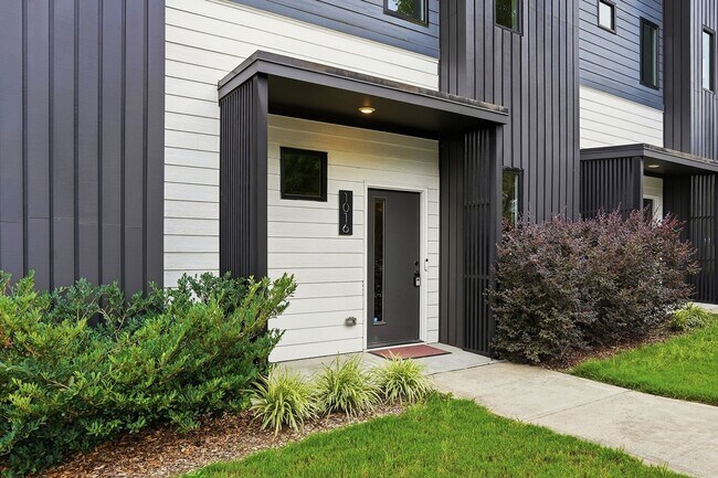 Foto del edificio - Live Elevated in Downtown Raleigh – Stunning Townhome with Rooftop Oasis!