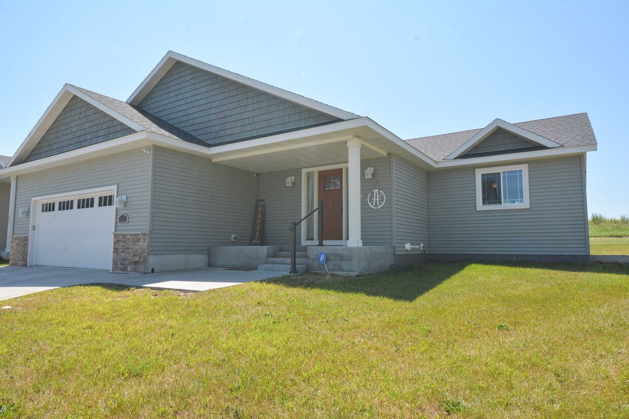 Foto principal - Beautiful, Modern, Updated, 4 Bed 3 Bath A...
