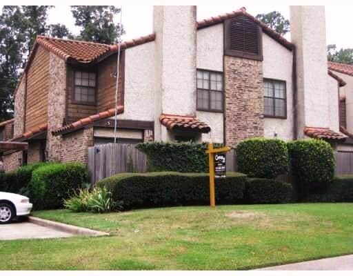 Building Photo - Super Cute Townhouse!