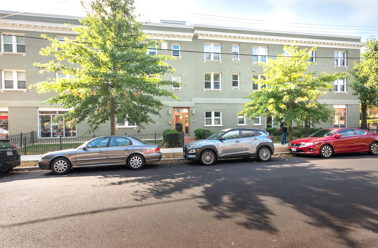 Foto principal - 1352 LONGFELLOW St NW