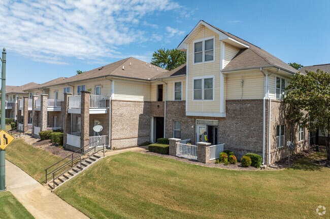 Foto del edificio - Uptown Village Apartments
