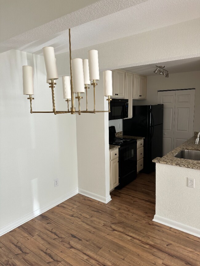 Foto del edificio - Prime Mt. Pleasant Condo Living!