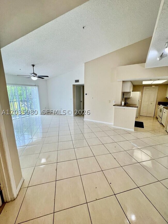 Building Photo - 400 Crestwood Ct N